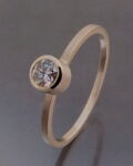 klasyczny matowy pierścionek bizoe z białego złota o satynowanej powierzchni z brylantem