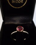złoty pierścionek bizoe z różowym grantem w pudełku