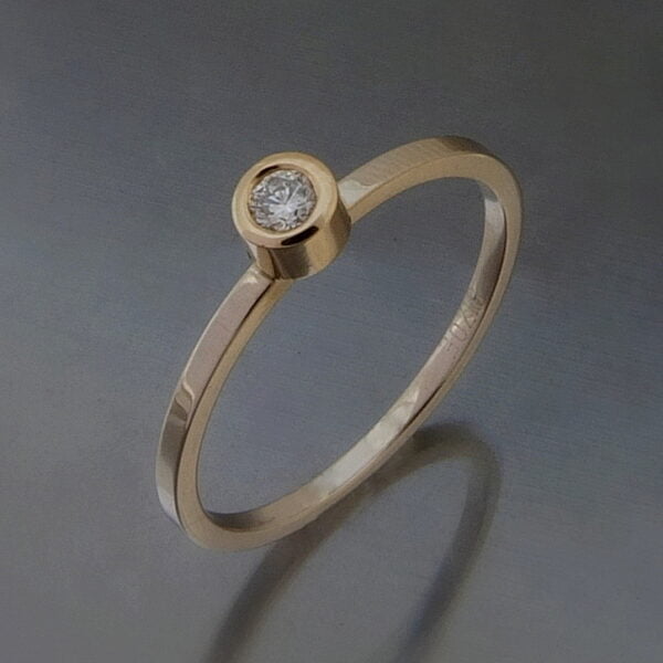 pierścionek zaręczynowy złoty z brylantem