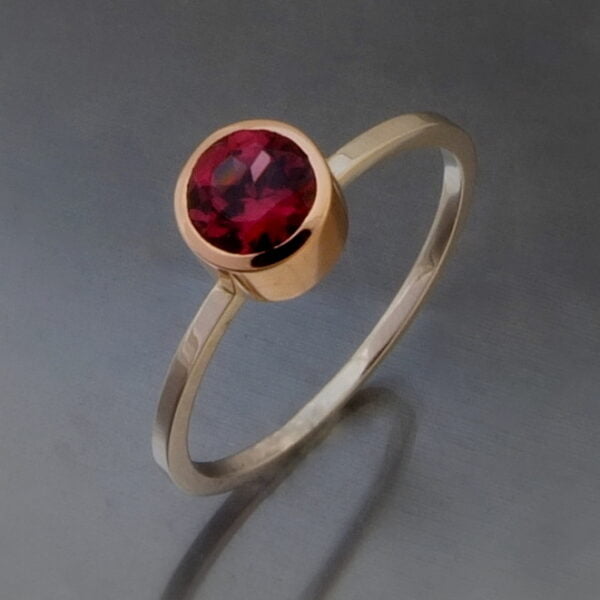 złoty pierścionek bizoe z różowym grantem