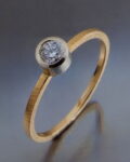 wyjątkowy pierścionek z żółtego i białego złota z brylantem zaręczynowy