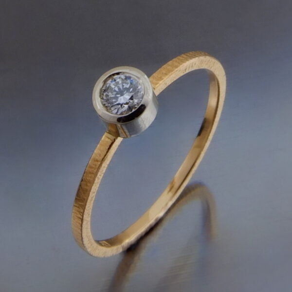 wyjątkowy pierścionek z żółtego i białego złota z brylantem zaręczynowy