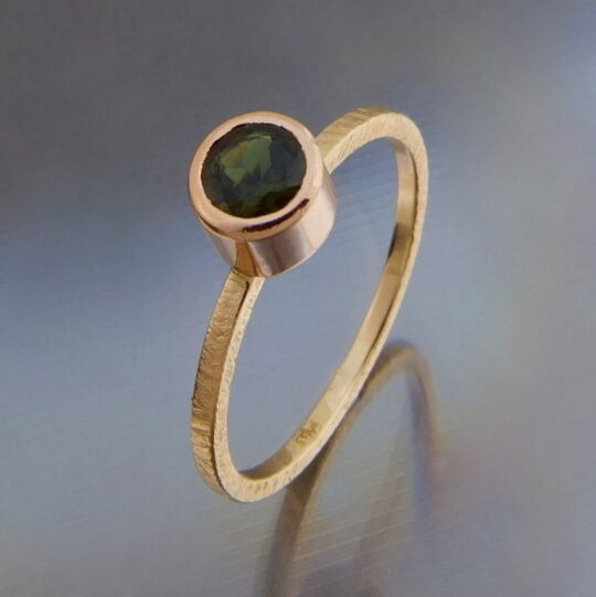 złoty pierścionek z zielonym turmalinem
