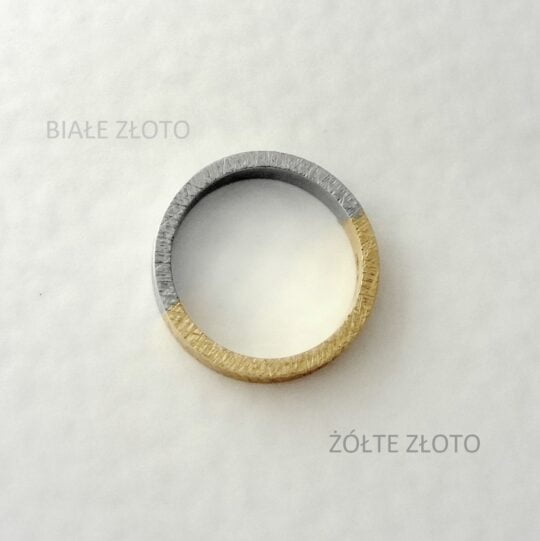 intrygująca obrączka bizoedwa kolory złota fakturowana powierzchnia profil prosty
