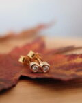 subtelne kolczyki wkrętki bizoe z brylantami z różowego złota próby 585 jesienna stylizacja na liściu