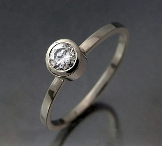 klasyczny pierścionek zaręczynowy z białego złota próby 585 z brylantem