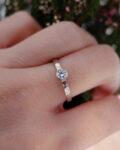 młotkowany złoty pierścionek marki BIZOE z brylantem idealny na zaręczyny
