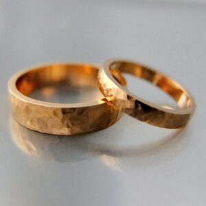 Obrączki ślubne młotkowane BIZOE
wykonane z różowego złota pr. 0,585  