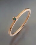 subtelny pierścionek ze szmaragdem 1,5 mm oprawionym w różowe złoto próby 585