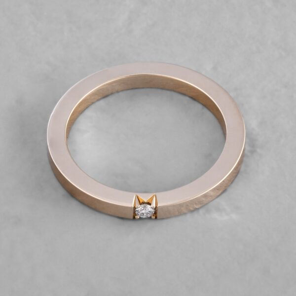 prosta minimalistyczna obrączka pierścionek ze złota próby 585 z brylantem 2 mm