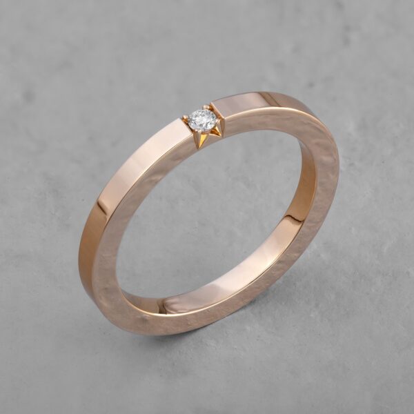 prosta minimalistyczna obrączka pierścionek ze złota próby 585 z brylantem 2 mm