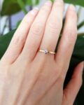 młotkowany złoty pierścionek marki BIZOE z brylantem na palcu idealny na zaręczyny