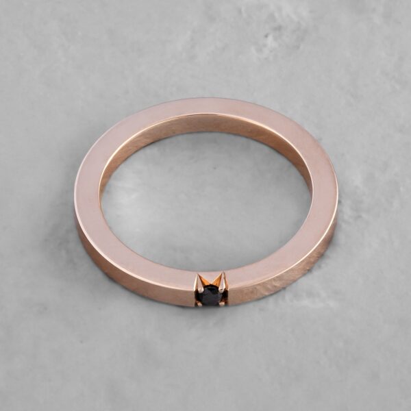 prosta minimalistyczna obrączka z różowego złota próby 585 z czarnym brylantem 2 mm