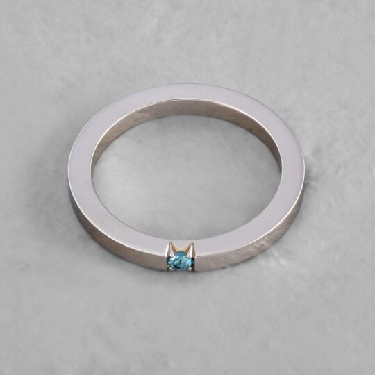 BIZOE pierścionek obrączka z bialego złota z niebieskim topazem