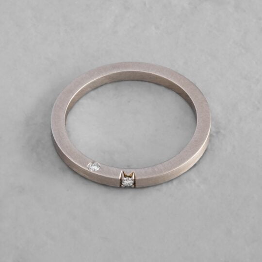 BIZOE pierścionek obrączka satynowana z białego złota z brylantem nowość1