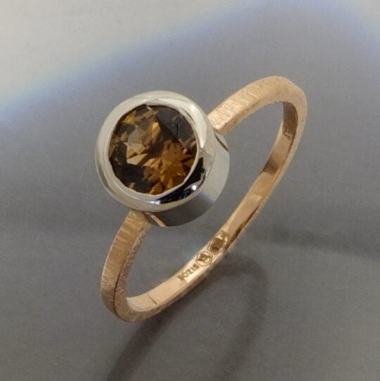 BIZOE pierścionek z różowego złota z brązowym turmalinem