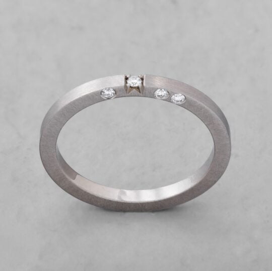 Bizoe satynowana obrączka pierścionek z białego złota z diamentami brylantami nowość