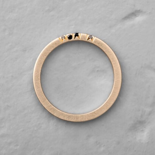 Bizoe złoty pierścionek obrączka satynowana z czarnymi i białymi brylantami nowość