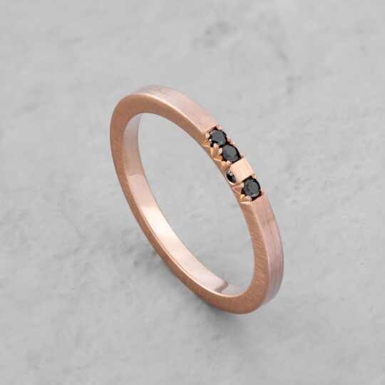 Pierścionek obrączka bizoe z różowego satynowanego złota z czarne diamenty nowość minimalizm1