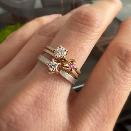 na palcu komplet pierścionków bizoe złote z łapkami zaręczynowe złote pierścionki z brylantami na palcu nowa kolekcja bizoe