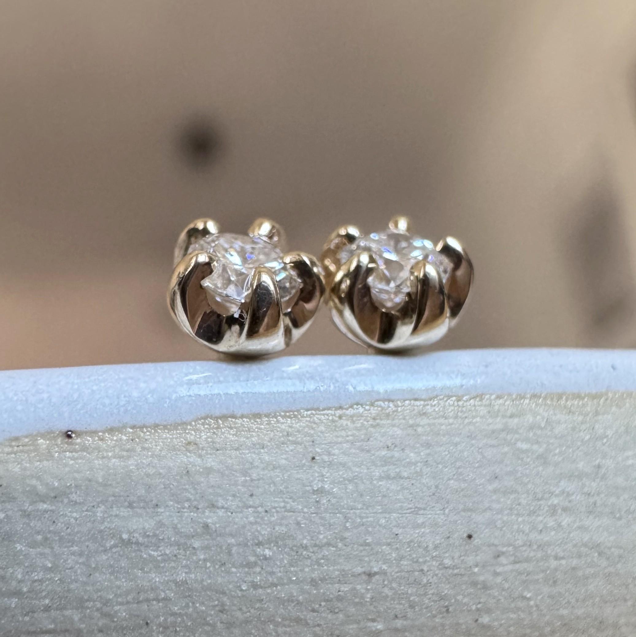 złote kolczyki z brylantami 0,18 ct z profilu VS H zatyczki Kolczyki z brylantami 0,18 ct w złocie 585. Autorski projekt BIZOE, oprawa w łapki, certyfikat autentyczności. Elegancki prezent dla niej.