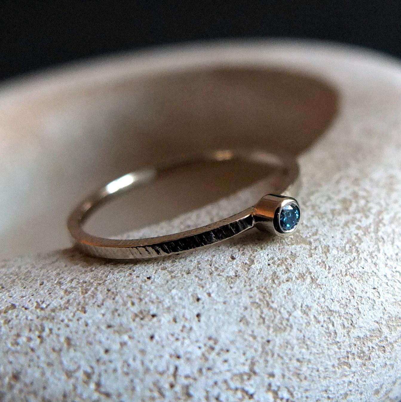 pierścionek BIZOE z białego złota z niebieskim brylantem minimalizm zaręczyny stacking ring1