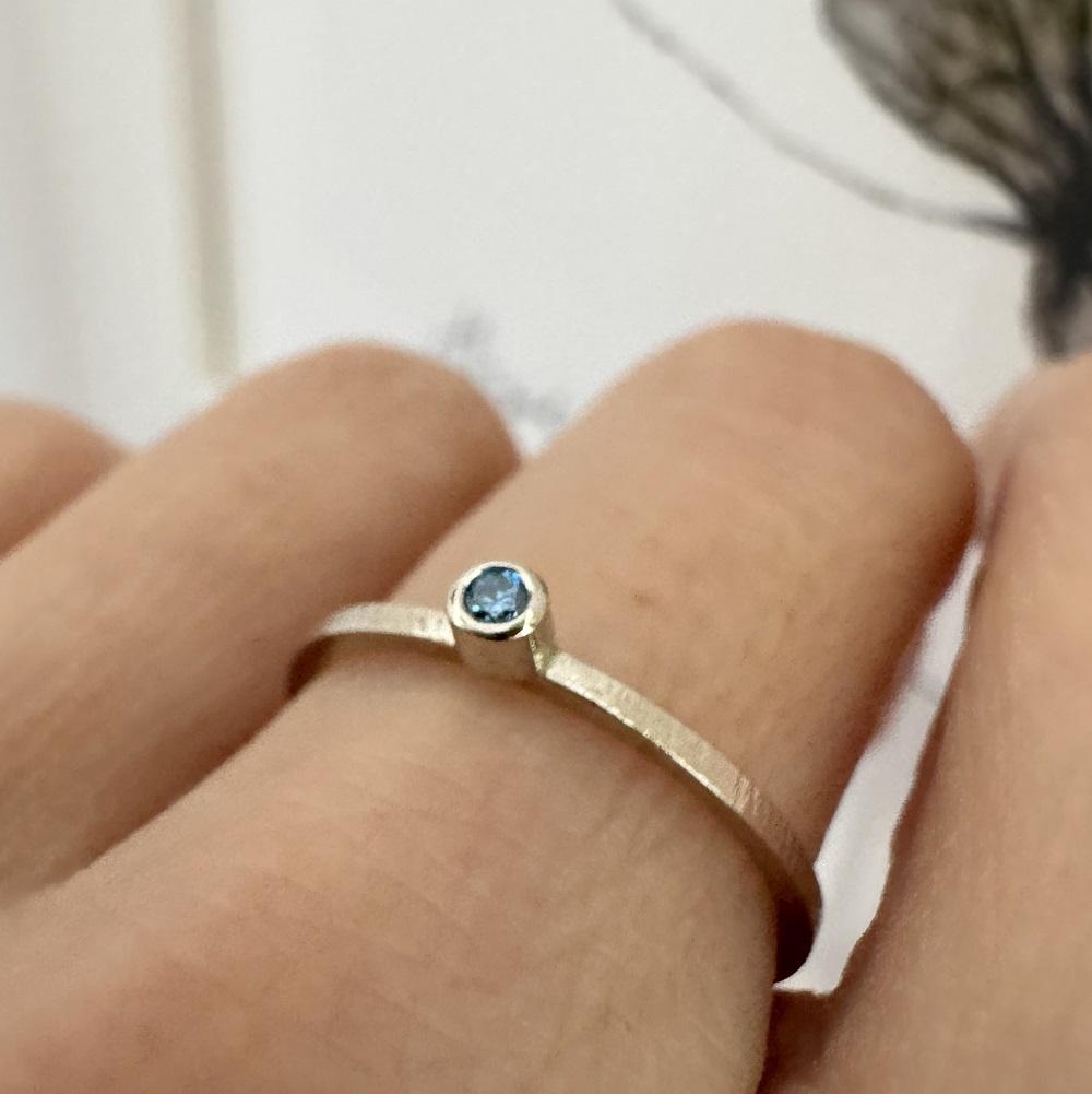 pierścionek BIZOE z białego złota z niebieskim brylantem minimalizm