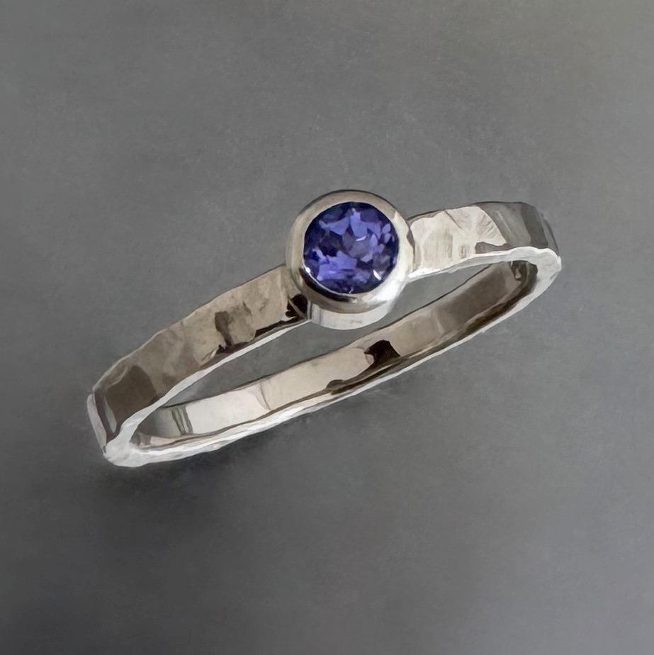 pierścionek nietuzinkowy z tanzanitem z białego złota 585 młotkowany